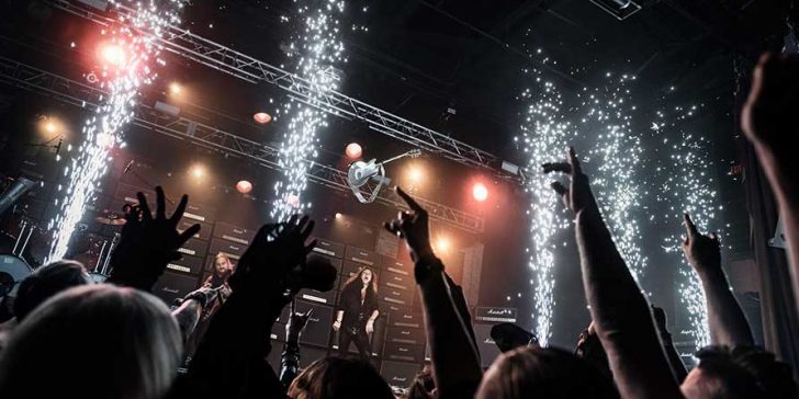 Malmsteen faz de tudo para destruir a guitarra mas foi impossível quebrá-la.