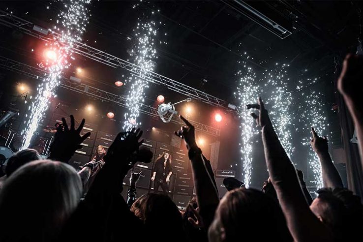 Malmsteen faz de tudo para destruir a guitarra mas foi impossível quebrá-la.