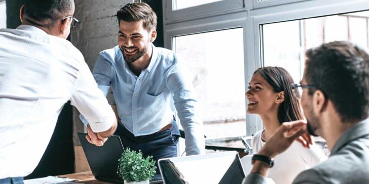Jovens empreendedores de Startups negociando em uma sala de reunião