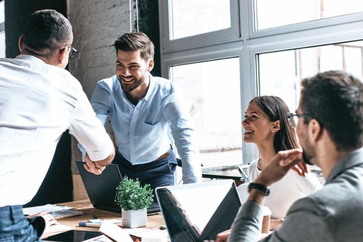 Jovens empreendedores de Startups negociando em uma sala de reunião