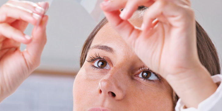 Cientista analisando a composição do Grafeno