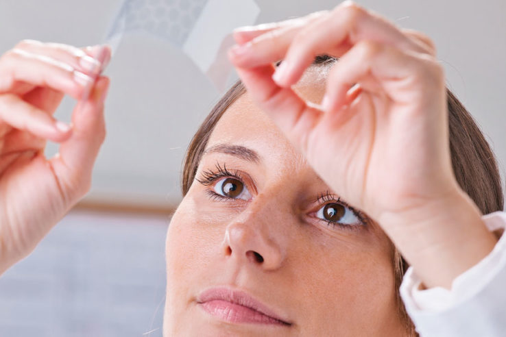 Cientista analisando a composição do Grafeno